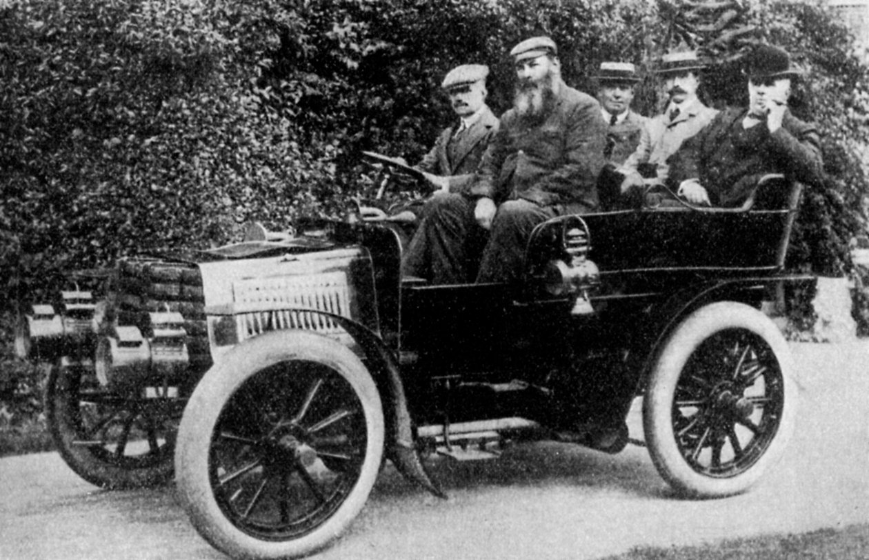 Viisi miestä istuu autossa, 1902 1935 tekijältä Unbekannt
