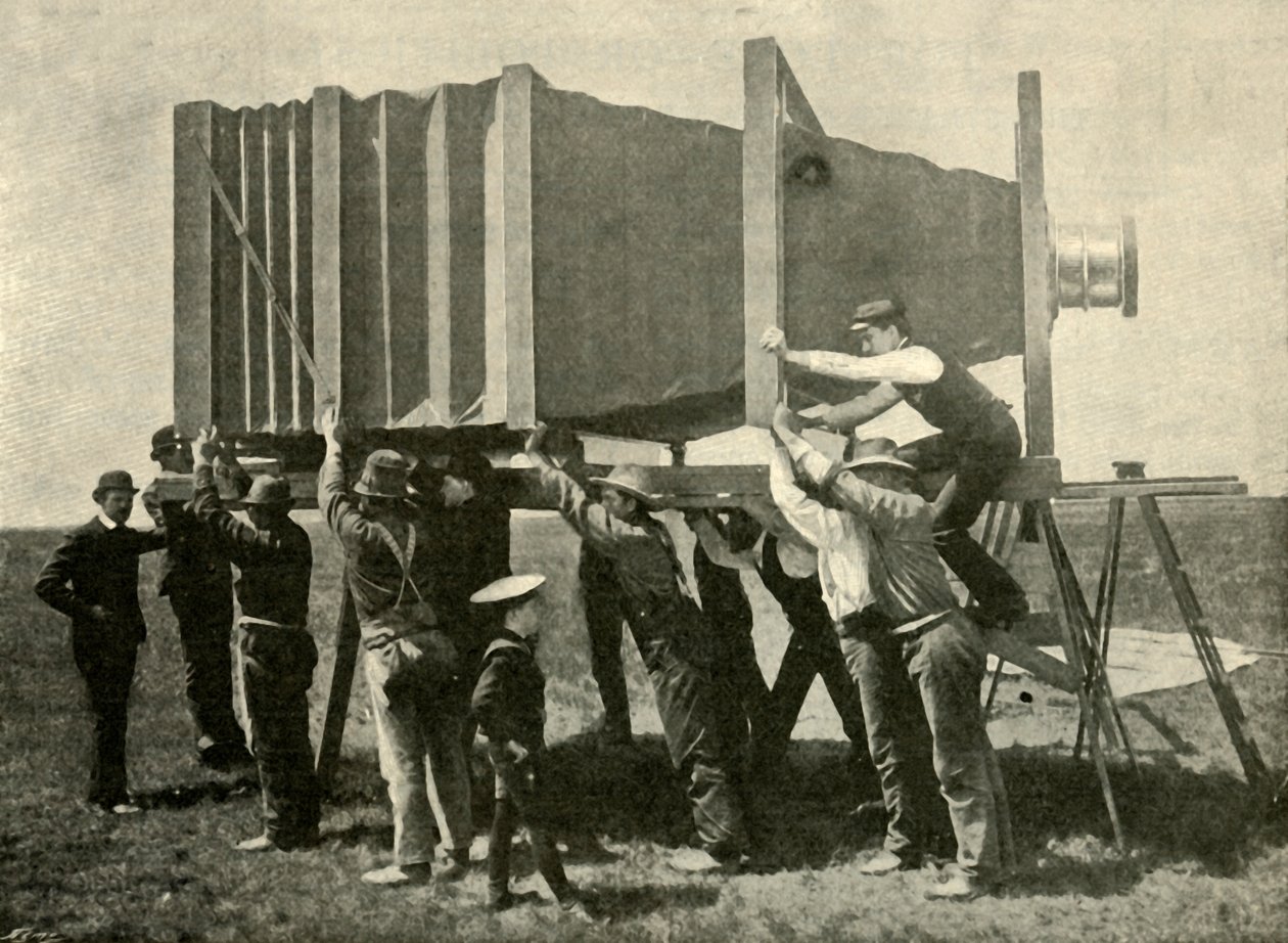 Focusing The Gigant Camera For Work, 1901. tekijältä Unbekannt