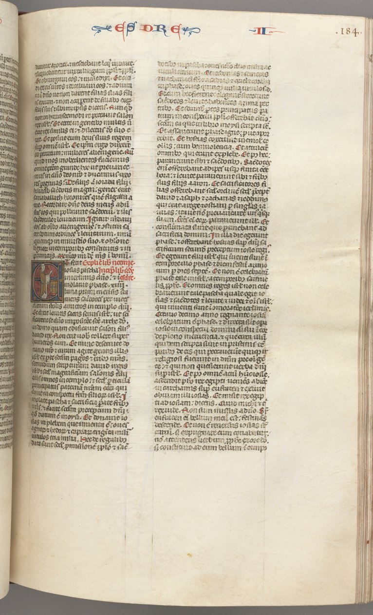 Fol. 184r, Ezra II, historiallinen alkukirjain E, pappi, joka suitsuttaa alttaria, n. 1275-1300. tekijältä Unbekannt