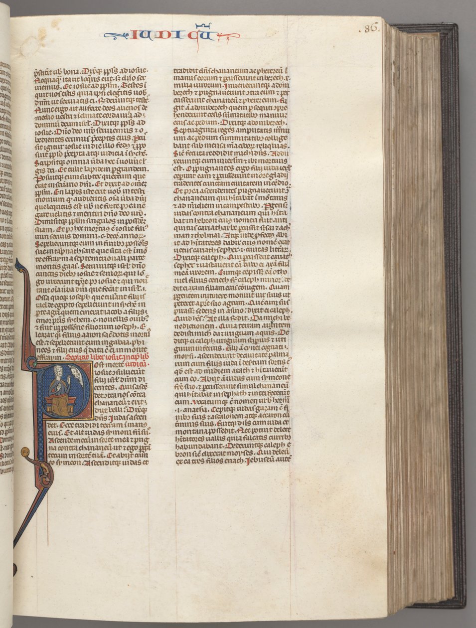 Fol. 86r, tuomarit, historiankirjoitettu alkukirjain R, Juuda istuu kirjan kanssa, joka puhuu Jumalalle, n. 1275-1300. tekijältä Unbekannt