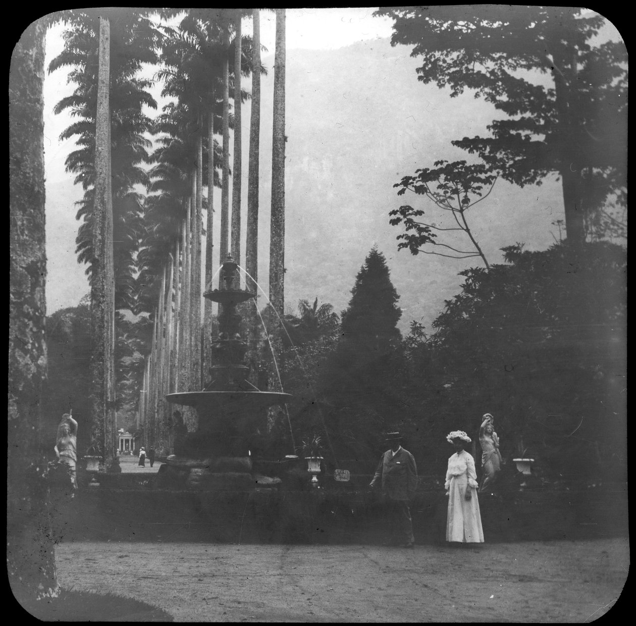Musien suihkulähde, Rio de Janeiron kasvitieteellinen puutarha, Brasilia, 1800-luvun loppu tai 1900-luvun alku tekijältä Unbekannt