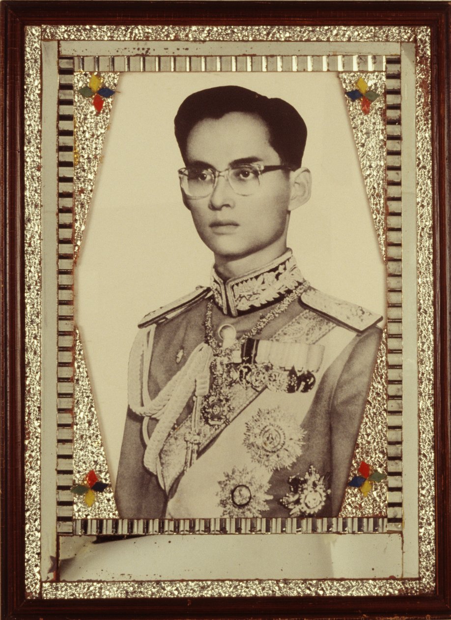 Kehystetty muotokuva kuningas Bhumibol Adulyadejista (m/v kuva) tekijältä Unbekannt