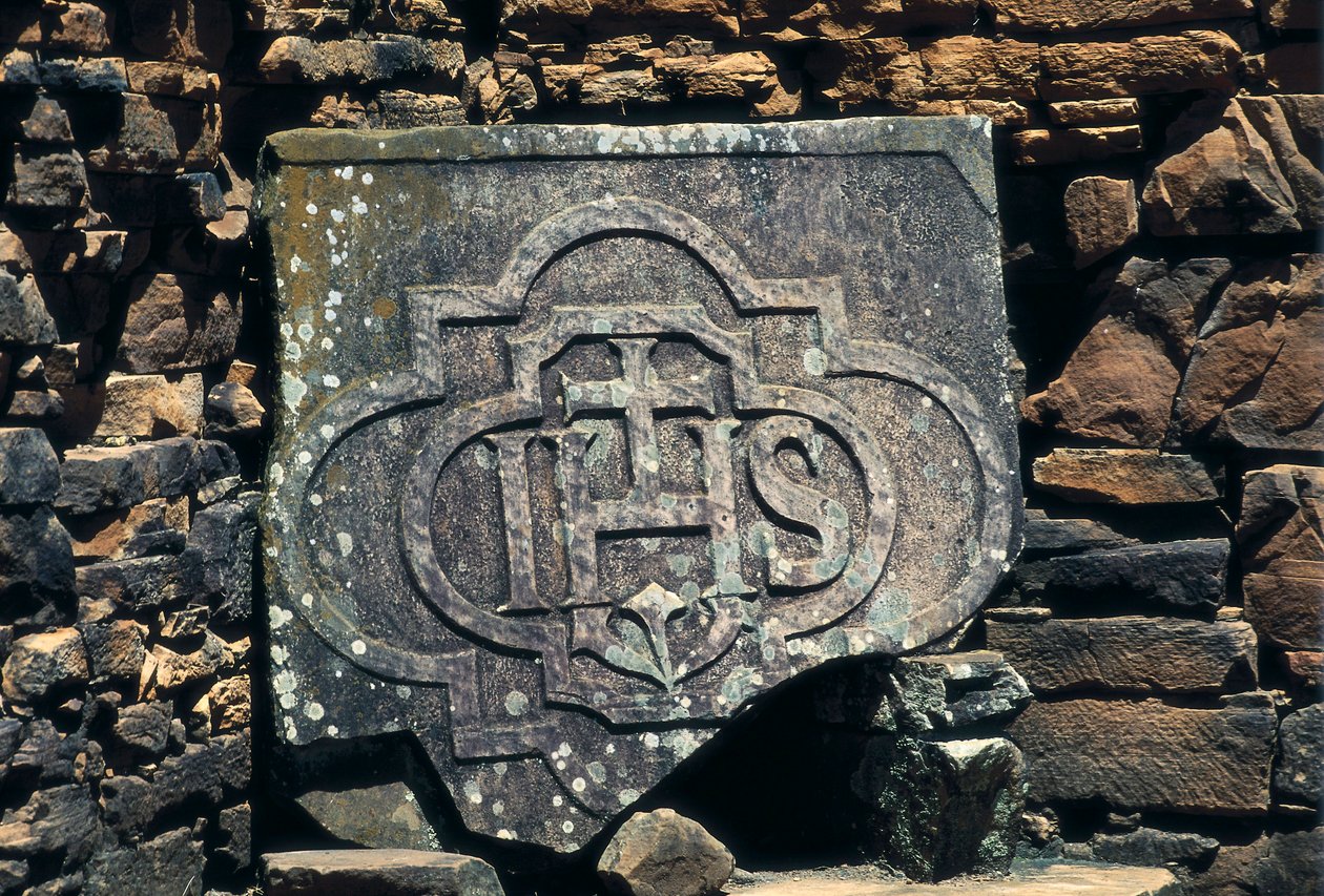 Ranskalais-makoninen symboli ja Kristuksen nimikirjaimet kaiverrettu kiveen, vuonna 1611 perustettu San Ignacio Minin jesuiittalähetystöpaikka Argentiinassa (kivi) tekijältä Unbekannt