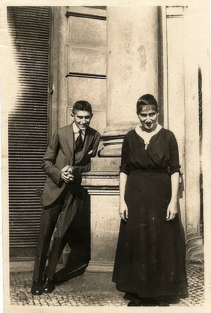 Franz Kafka sisarensa Ottlan kanssa Oppelt-talon edessä Prahassa. Noin 1914 tekijältä Unbekannt