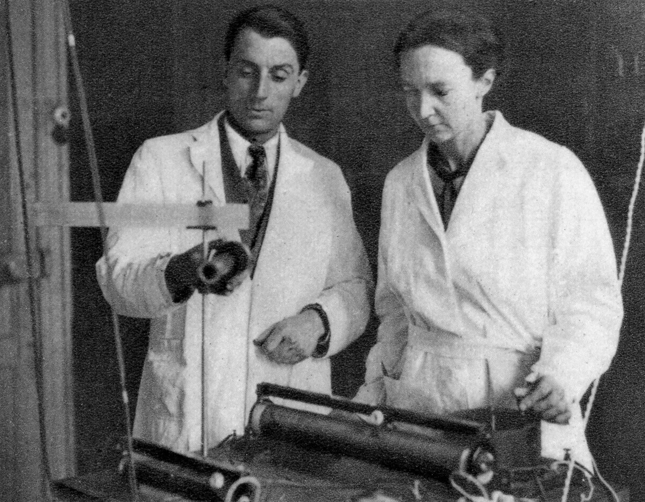 Frederic Joliot ja Irene Joliot-Curie, ranskalaiset tiedemiehet, 1935 tekijältä Unbekannt