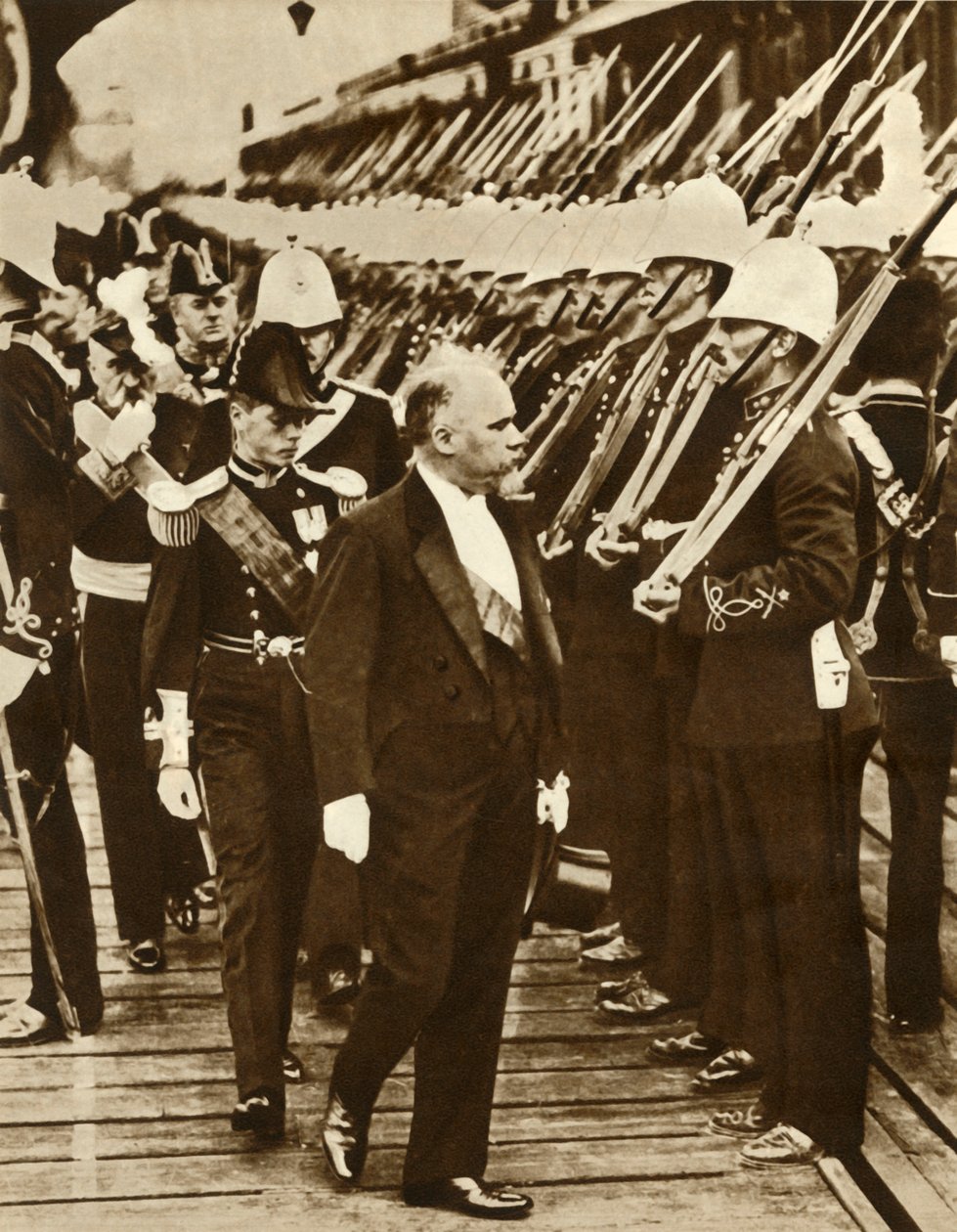Ranskan presidentti Raymond Poincaré Walesin prinssi Edwardin kanssa Portsmouthissa kesäkuussa 1913 1935. tekijältä Unbekannt