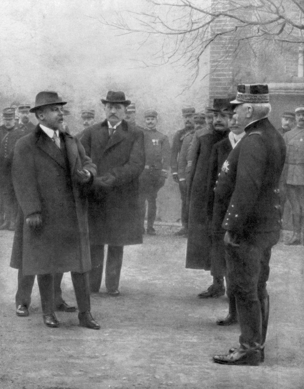 Ranskan presidentti Raymond Poincare tapasi kenraali Joseph Joffren vuonna 1914. tekijältä Unbekannt