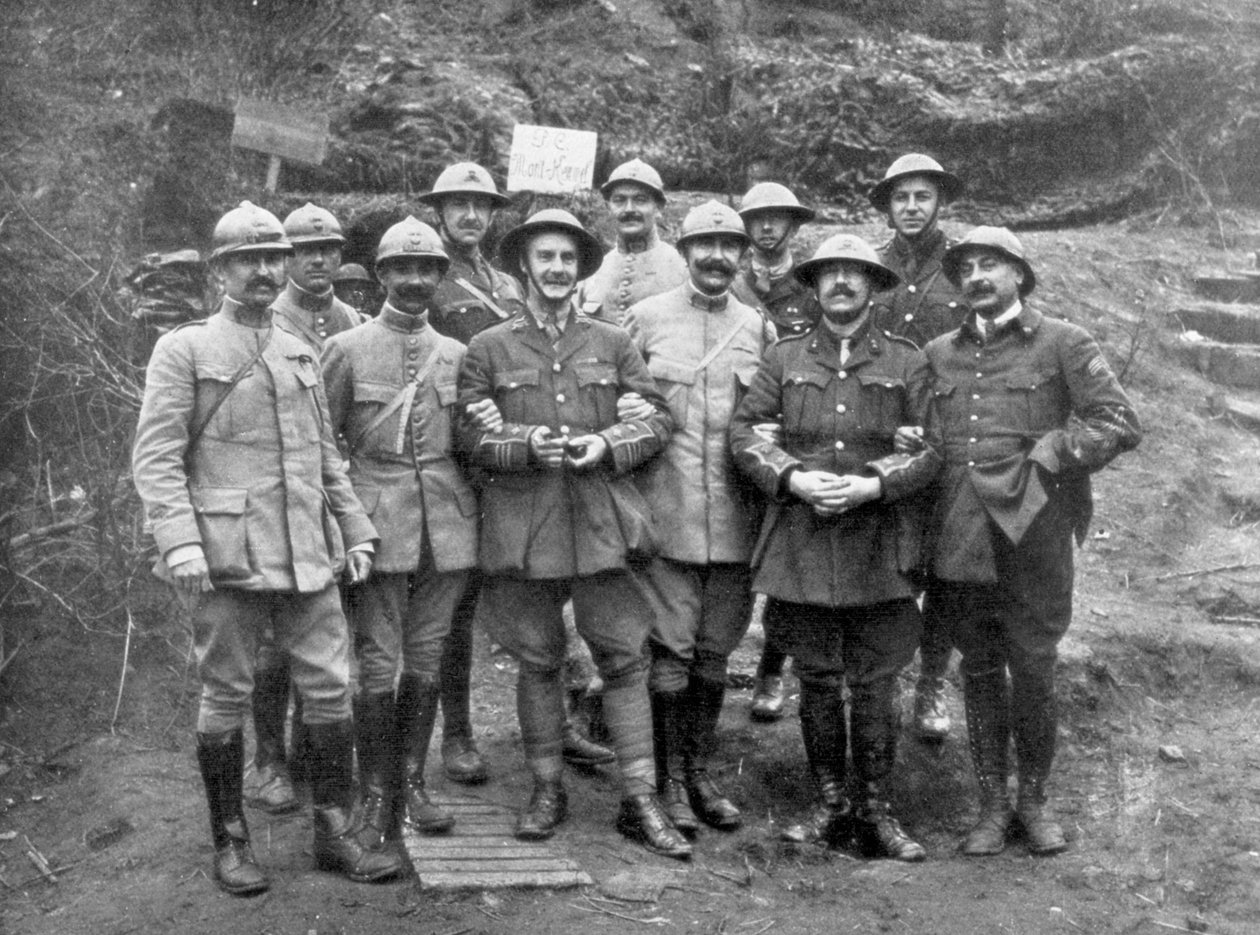 Ranskalaiset ja englantilaiset upseerit Kemmel-vuorella lähellä Ypresiä, Belgiassa, huhtikuussa 1918 tekijältä Unbekannt