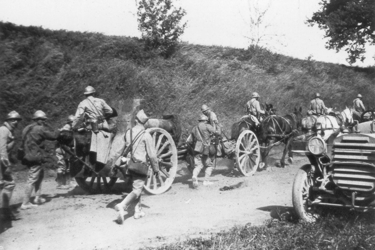 Ranskalainen tykistöpatteri liikkeellä, Chemin des Dames, Ranska, 1918 tekijältä Unbekannt