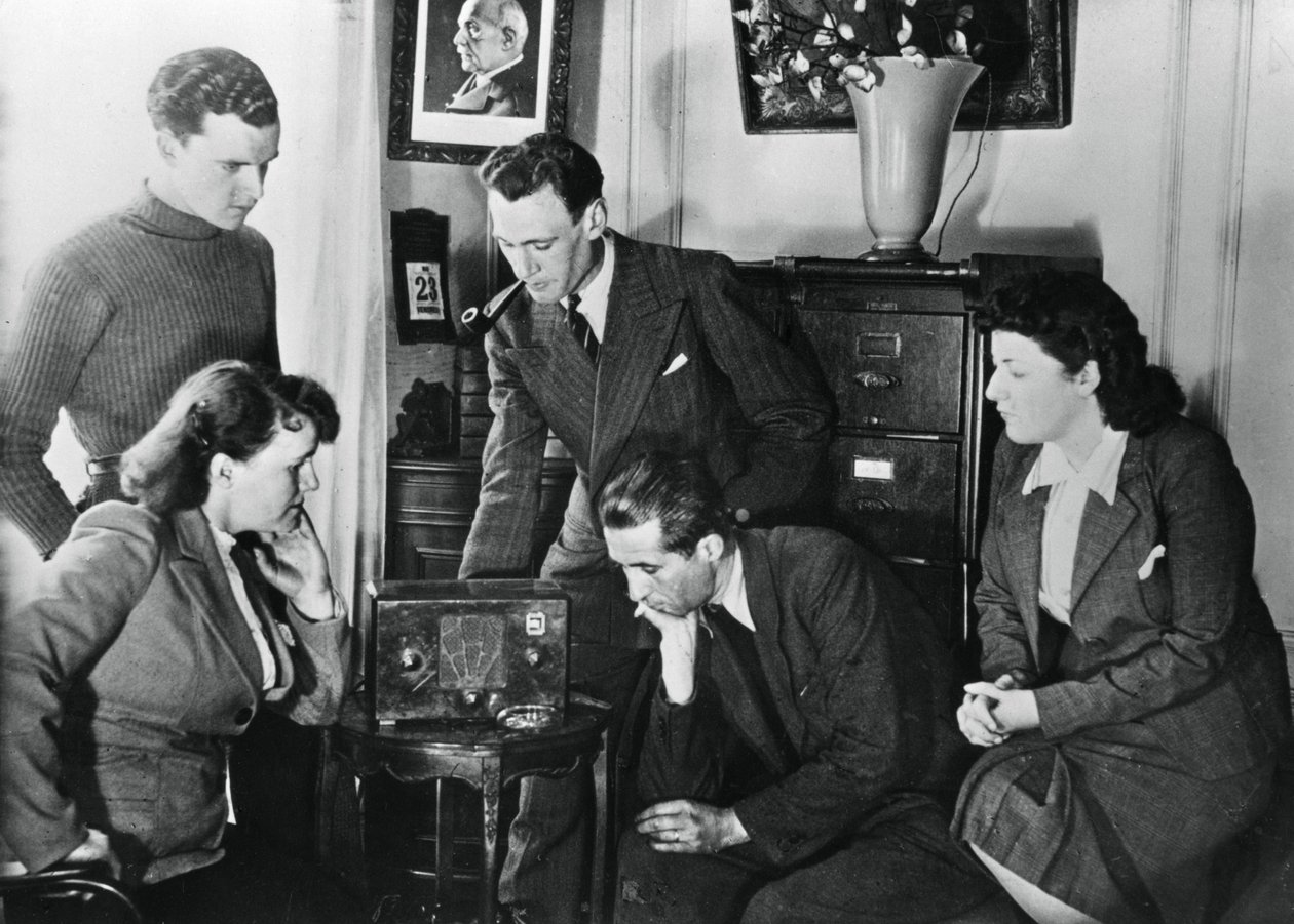 Ranskan kansalaiset kuuntelemassa Vichyn varapääministeri amiraali Darlanin lähetystä 23. toukokuuta 1941 tekijältä Unbekannt