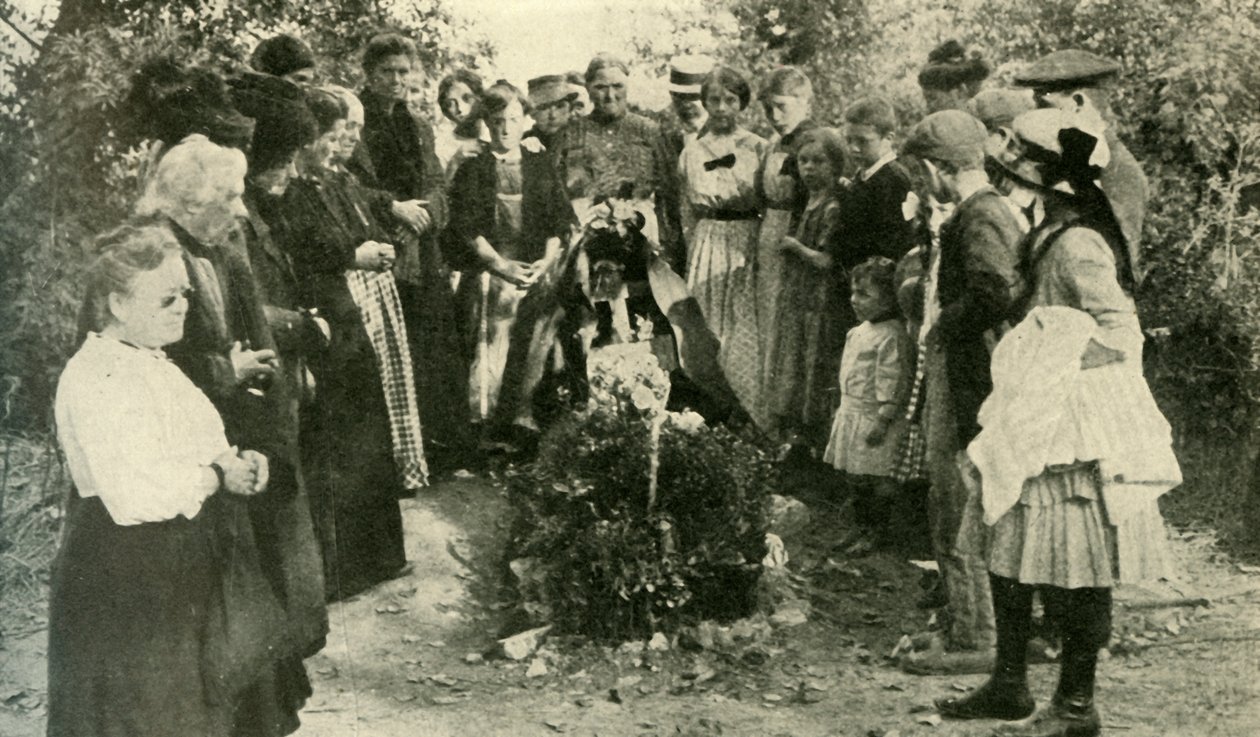 Ranskalaisia siviilejä sotilaan haudalla, 1914, c1920. tekijältä Unbekannt