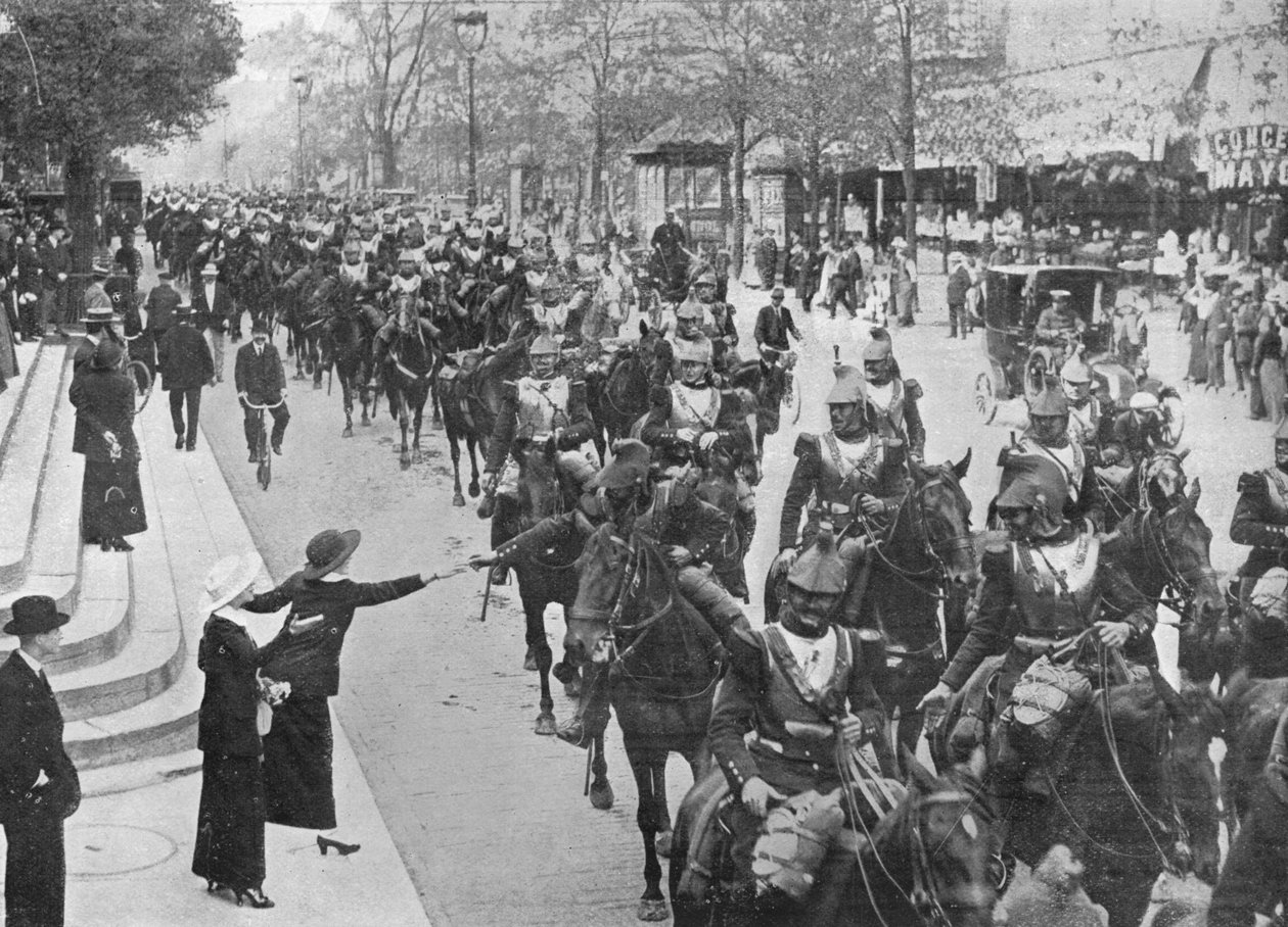 Ranskalaiset kirasirit ratsastamassa Pariisin kaduilla matkalla rintamalle, 1914 tekijältä Unbekannt