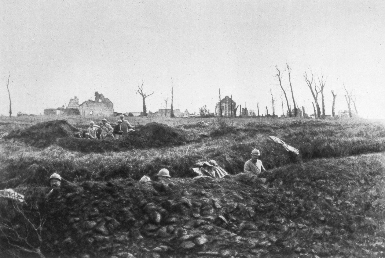 Ranskalainen jalkaväki perustamassa vara-asemia raunioituneen maatilan edessä, Picardie, Ranska, 1918 tekijältä Unbekannt