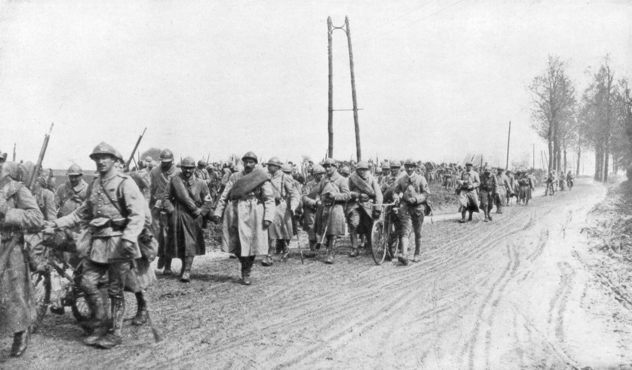Ranskalainen jalkaväkirykmentti palaa rintamalta, 30. maaliskuuta 1918 tekijältä Unbekannt