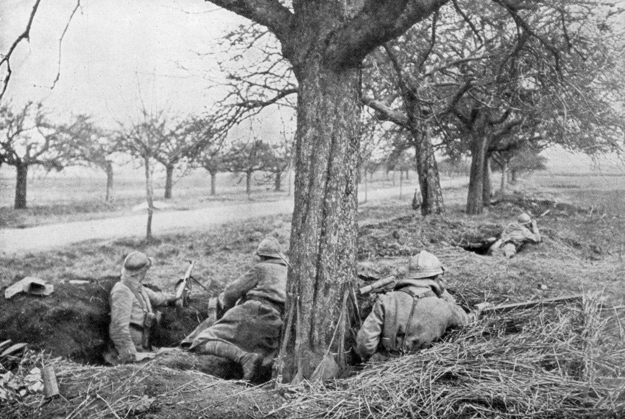 Ranskalaiset konekiväärit kaivautuivat tien reunaan omenapuiden alle, 1918 tekijältä Unbekannt
