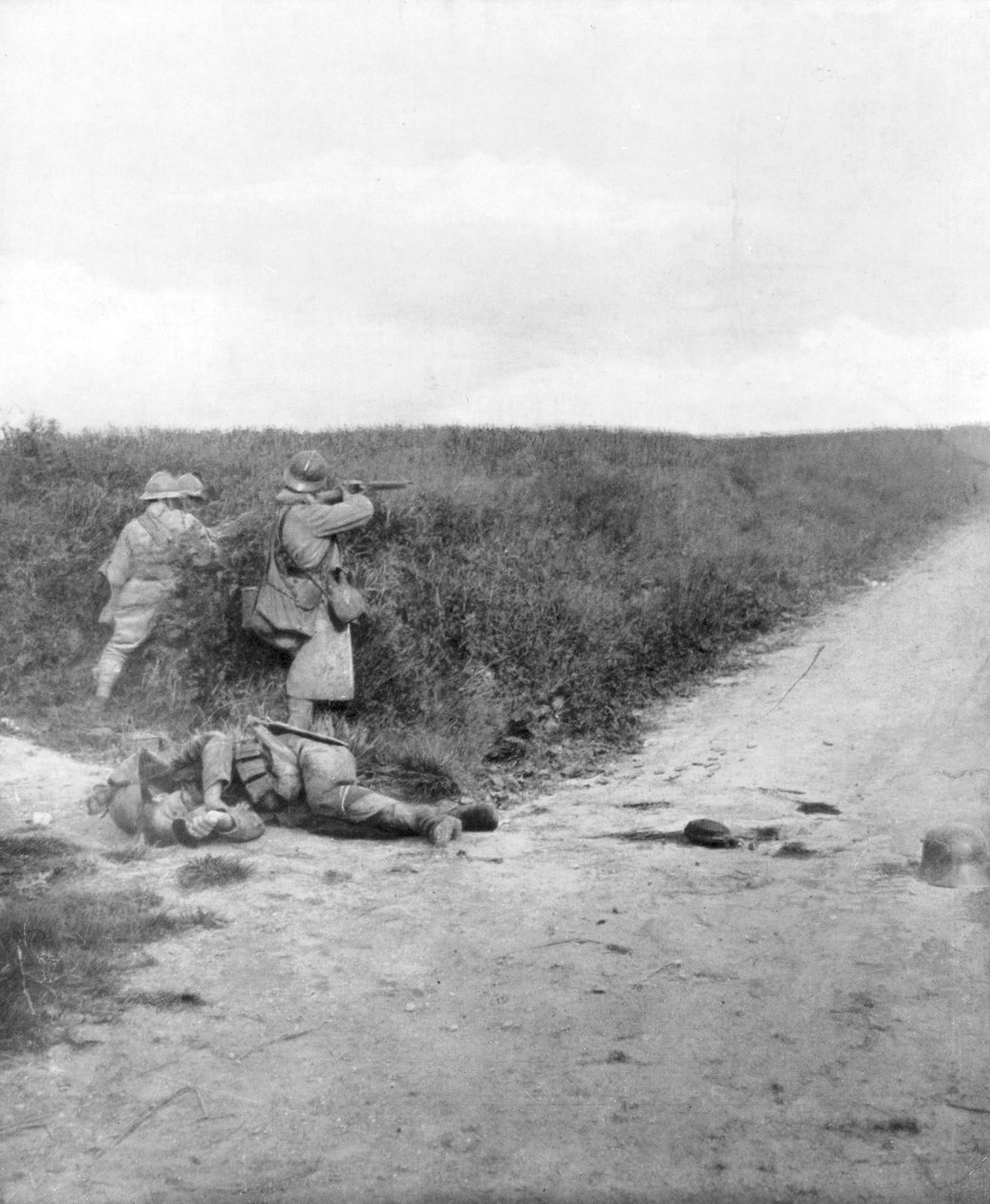 Ranskalaiset konekiväärit lakaisemassa tietä, Courcelles, Montdidierin kaakkoon, Ranska, 9. kesäkuuta 1918 tekijältä Unbekannt