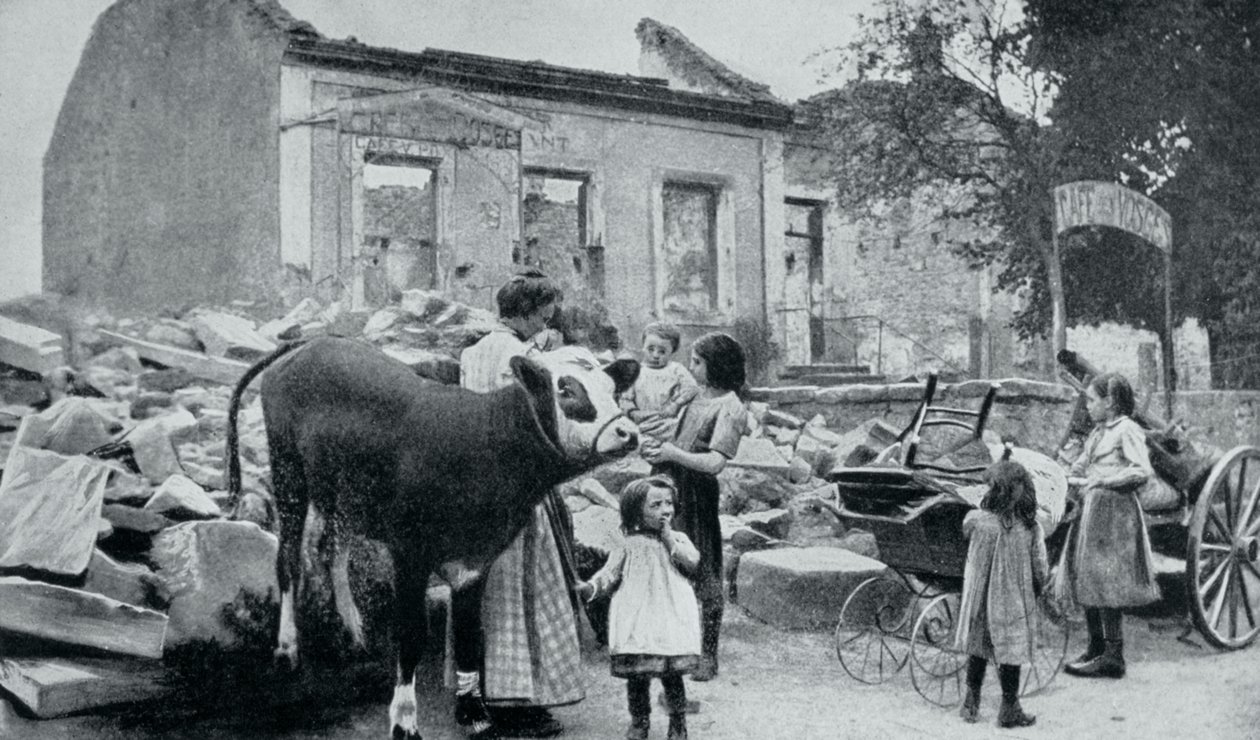 Ranskalaiset pakolaiset palaavat hylättyyn kylään, Artoisiin, ensimmäisen maailmansodan aikana 1915 tekijältä Unbekannt
