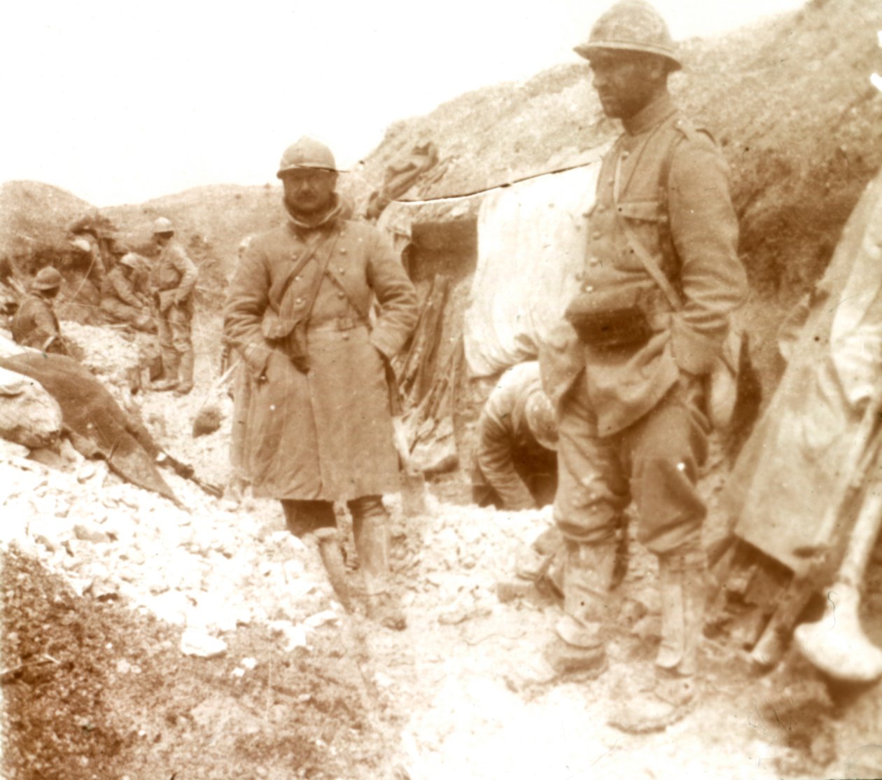 Ranskalaiset sotilaat vangitulla saksalaisella haudolla, c1914-c1918 tekijältä Unbekannt