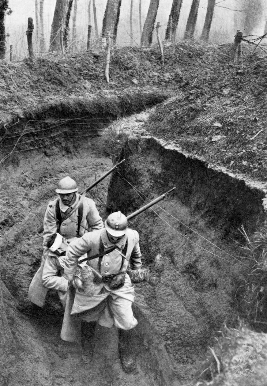 Ranskalaiset sotilaat kantoivat haavoittunutta toveria rintamalta, ensimmäinen maailmansota, 1917, c1920 tekijältä Unbekannt