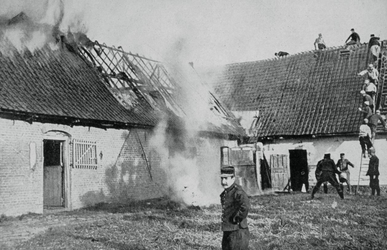 Ranskalaiset sotilaat taistelevat saksalaisten sytytyspommien sytyttämässä tulipalossa, Artois, ensimmäinen maailmansota, 1915 tekijältä Unbekannt