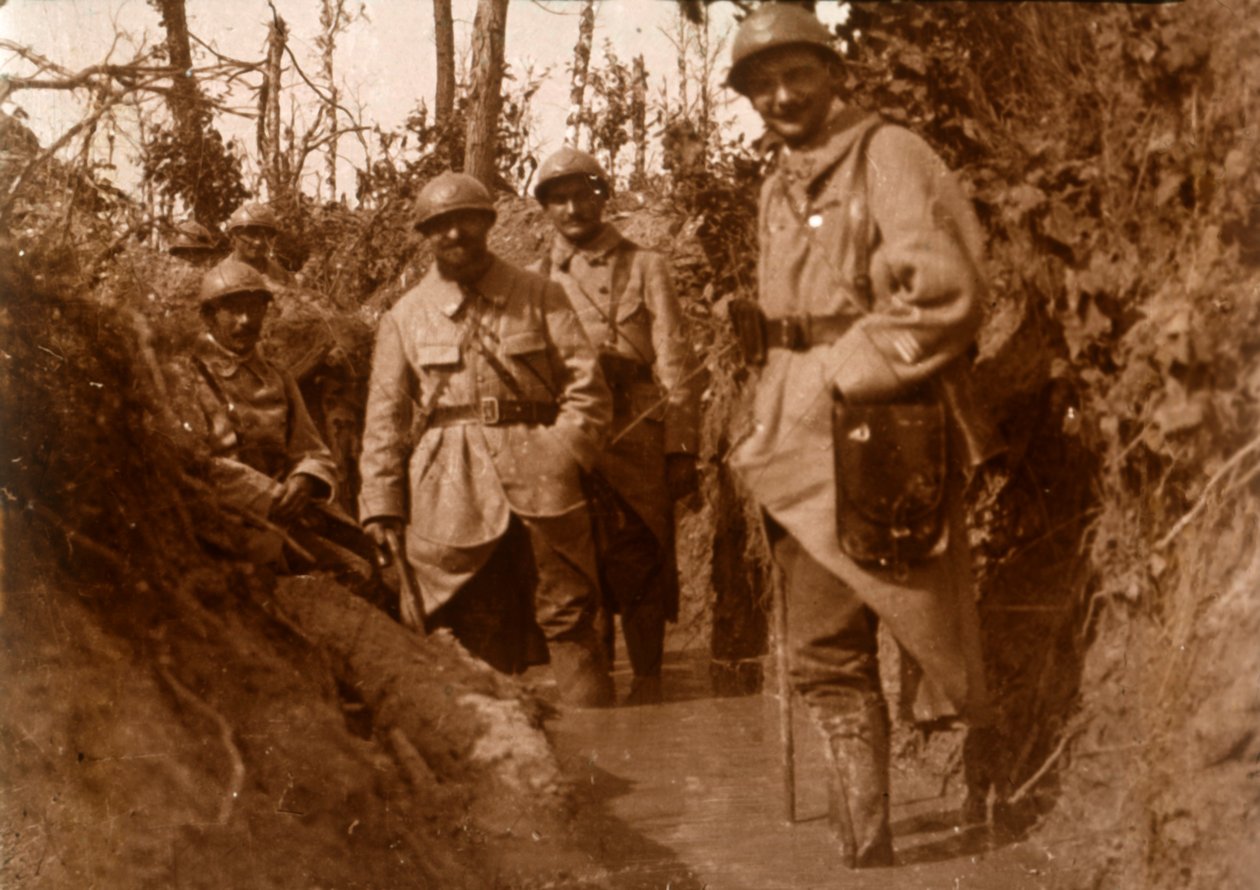 Ranskalaiset sotilaat mudassa, Chemin des Dames, Pohjois-Ranska, c1914-c1918 tekijältä Unbekannt