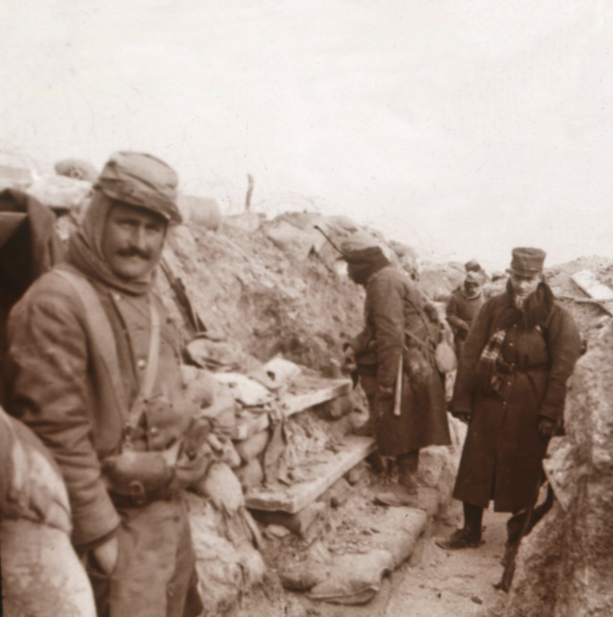 Ranskalaiset sotilaat juoksuhaudoissa, Perthes, Pohjois-Ranska, c1914-c1918 tekijältä Unbekannt