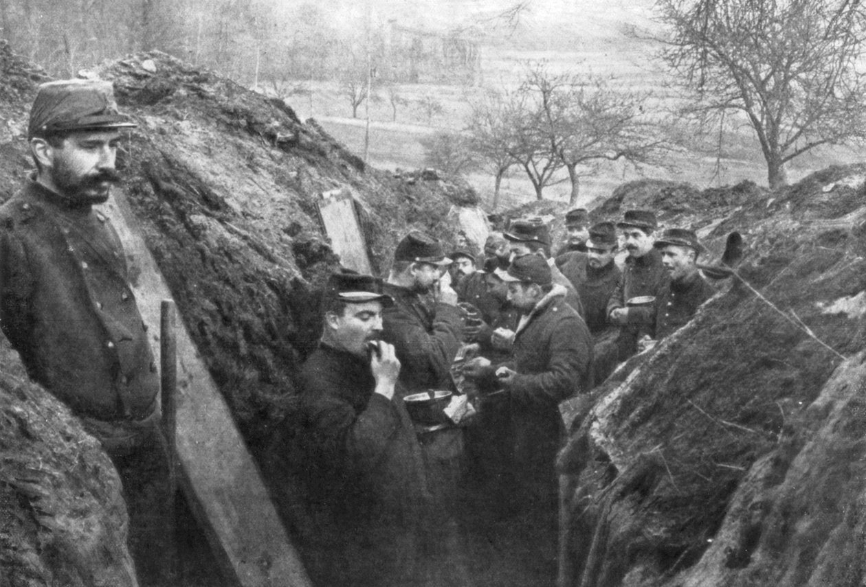Ranskalaiset sotilaat juoksuhaudoissa syömässä annoksensa, Ranska, 1915 tekijältä Unbekannt