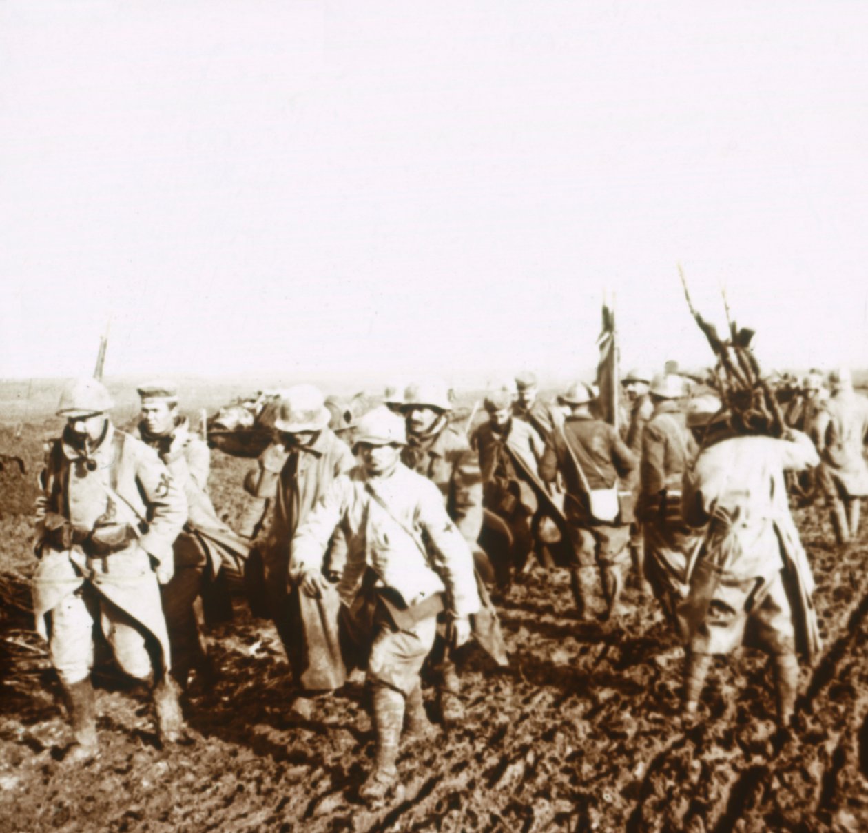 Ranskalaiset sotilaat saksalaisten vankien kanssa, c1914-c1918 tekijältä Unbekannt