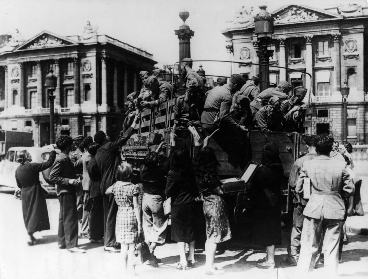 Ranskalaiset katumyyjät tarjosivat matkamuistoja rekkakuormalle saksalaisia sotilaita, Pariisi, 27. heinäkuuta 1940 tekijältä Unbekannt