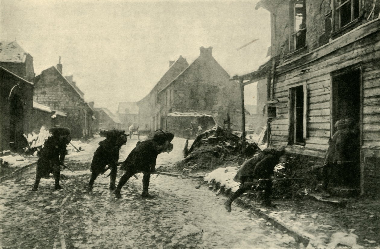 Ranskalaiset joukot ylittämässä kyläkadun Saksan tulen alla, ensimmäinen maailmansota, 1914-1915, c1920. tekijältä Unbekannt