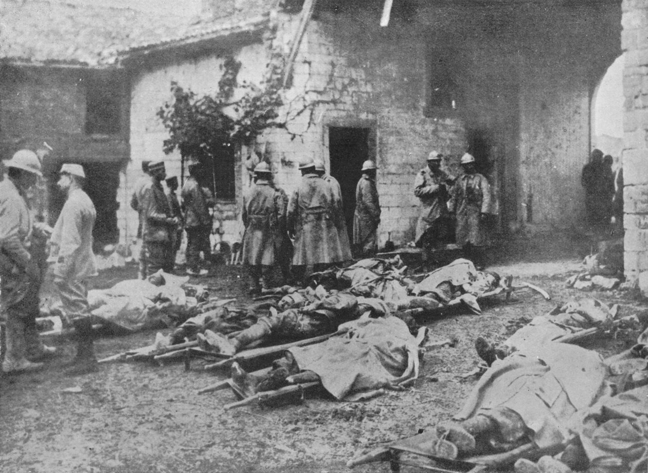 Ranskalaisia haavoittuneita siirrettiin hyökkäyksen aikana maatilalle rivien takana, 1915 tekijältä Unbekannt
