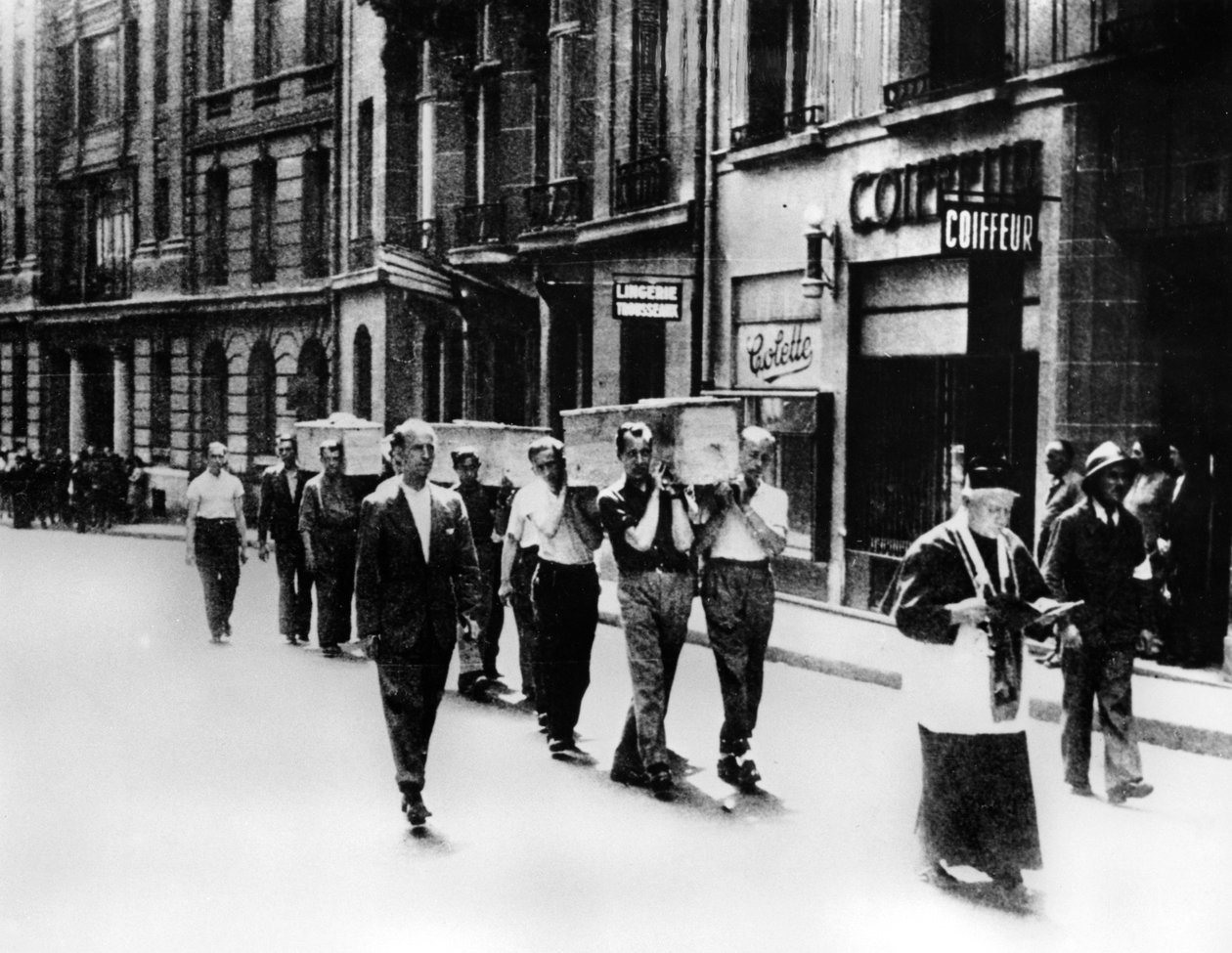 Ranskan vastarintaliikkeen jäsenten hautajaiskulkue, Pariisi, 1944 tekijältä Unbekannt