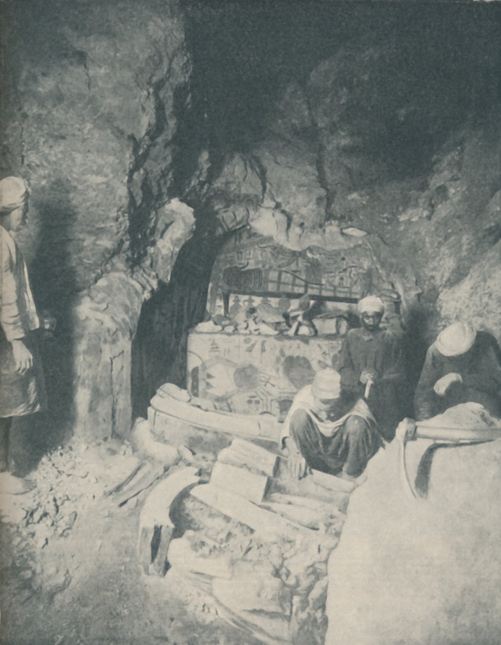 Hautauskammio, jossa egyptiläiset muumiot odottivat ylösnousemusta, n. 1935 tekijältä Unbekannt
