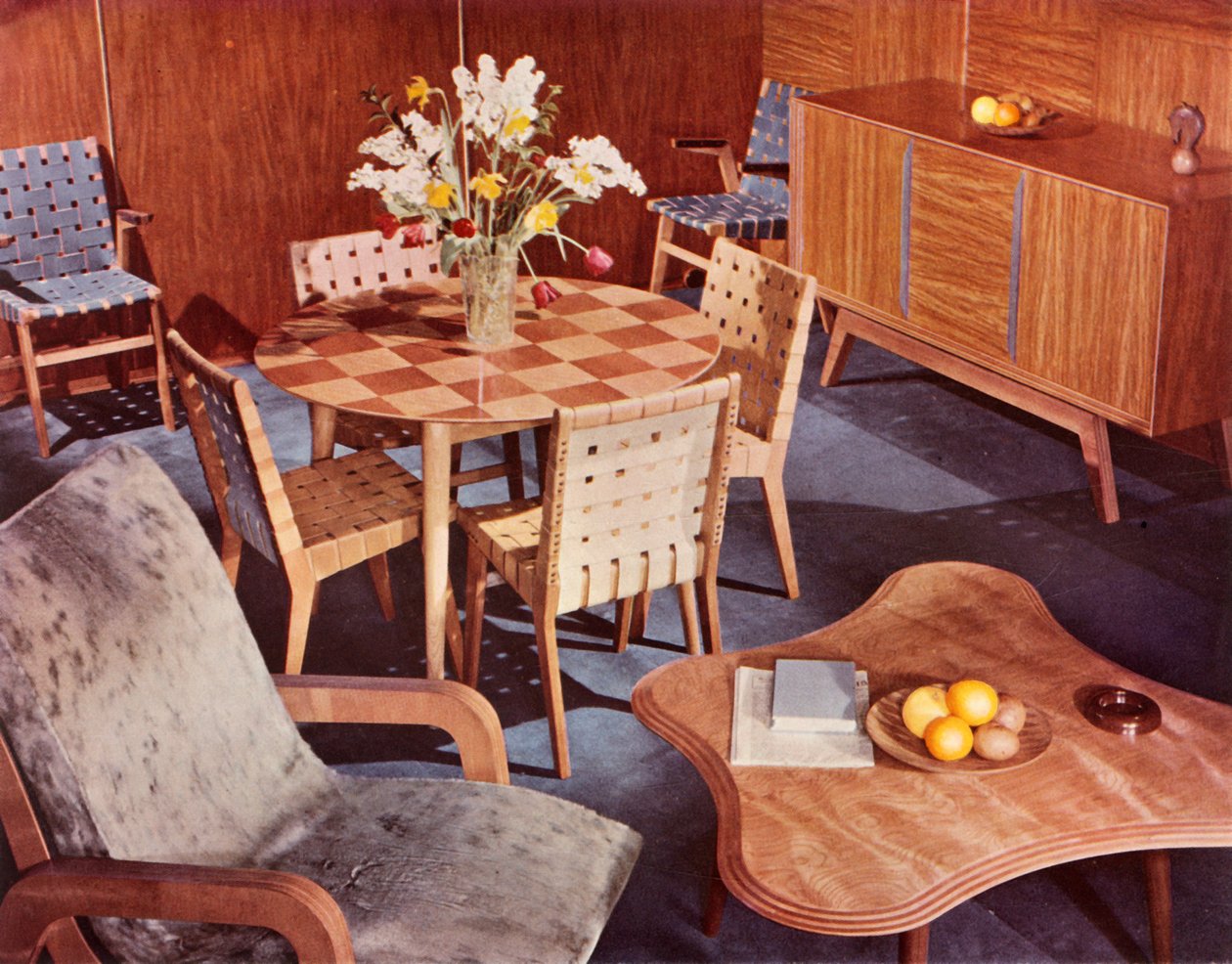 Kalustus on suunnitellut Neil Morris ja valmistanut H. Morris & Co. Ltd., 1949. tekijältä Unbekannt