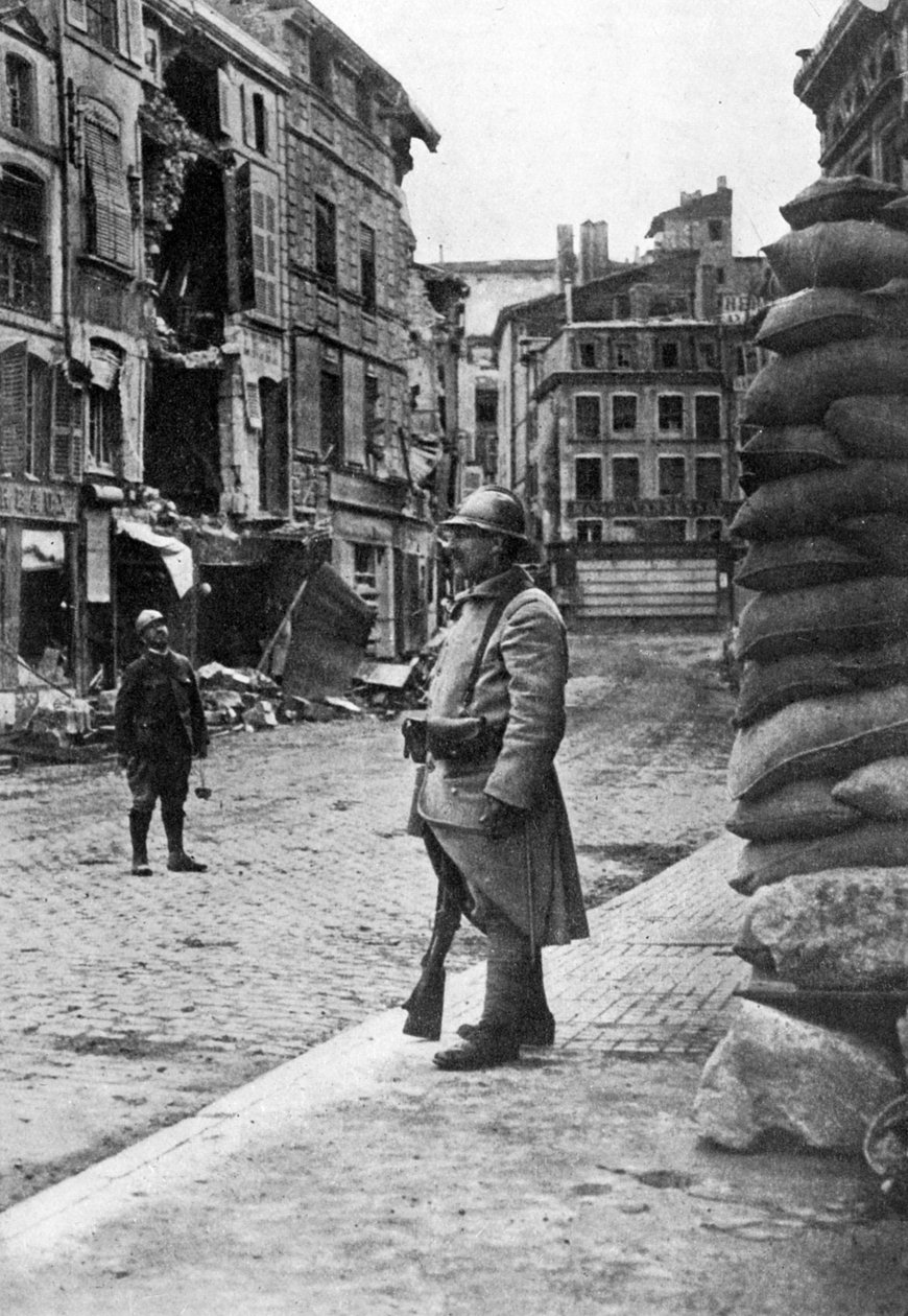 Ranskalaisten sotilaiden ja palomiesten varuskunta, Verdun, Ranska, Ensimmäinen maailmansota, 1916, c1920 tekijältä Unbekannt