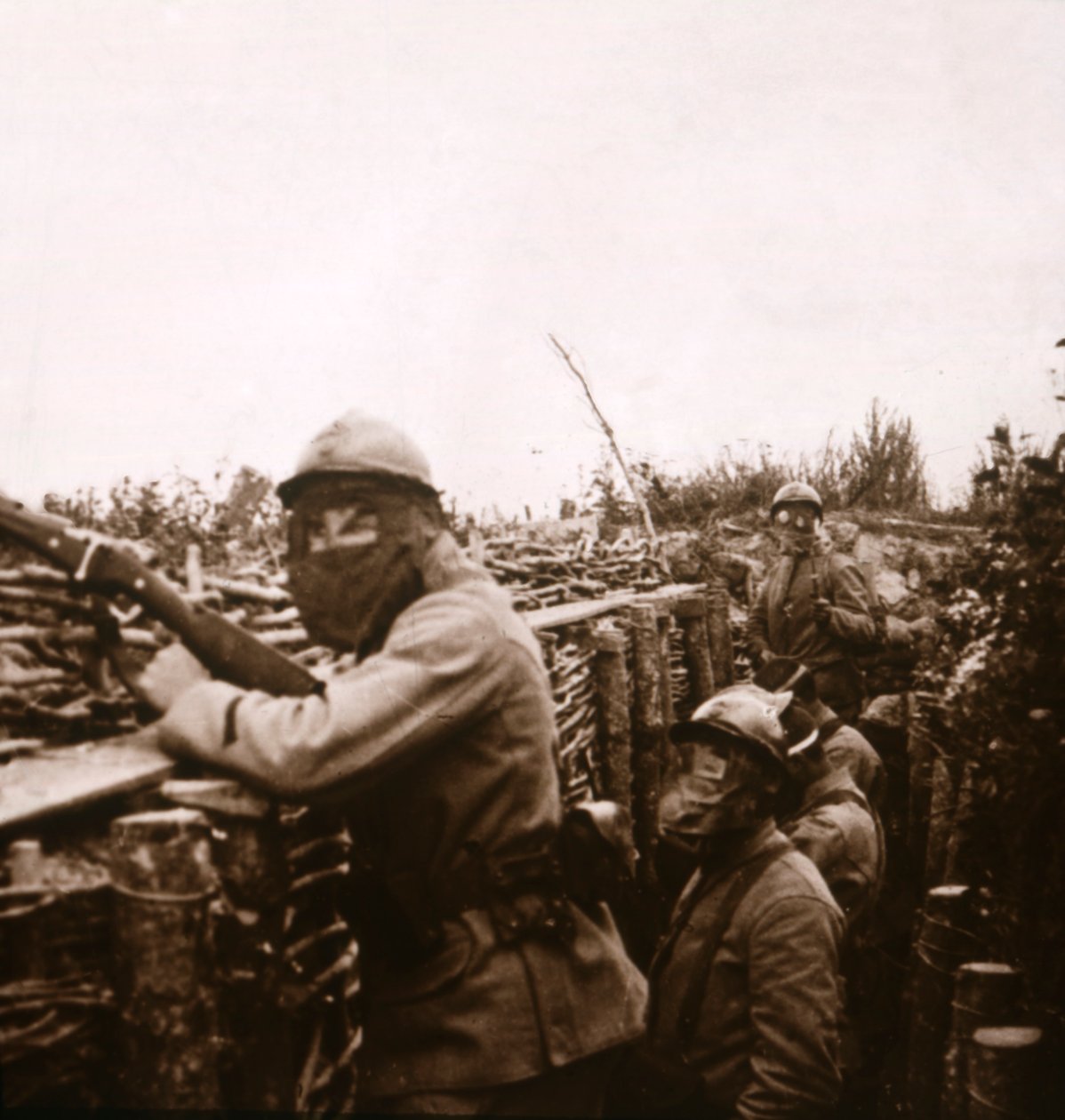 Kaasuvaroitus juoksuhaudoissa, Champagne, Pohjois-Ranska, 1916 tekijältä Unbekannt
