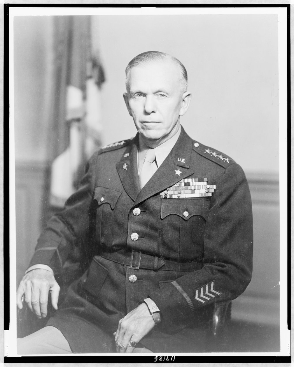 Kenraali George Catlett Marshall, puolipitkä muotokuva, istuu, hieman vasemmalle, univormu, n. 1944 (m/v kuva) tekijältä Unbekannt