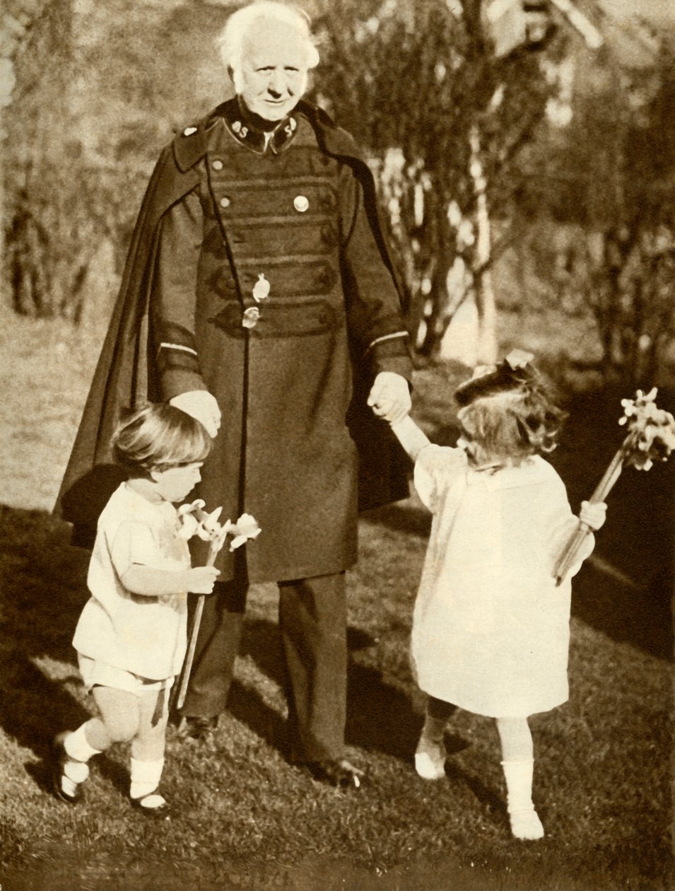 Kenraali Bramwell Booth kahden lapsenlapsensa kanssa, 1929, 1935. tekijältä Unbekannt