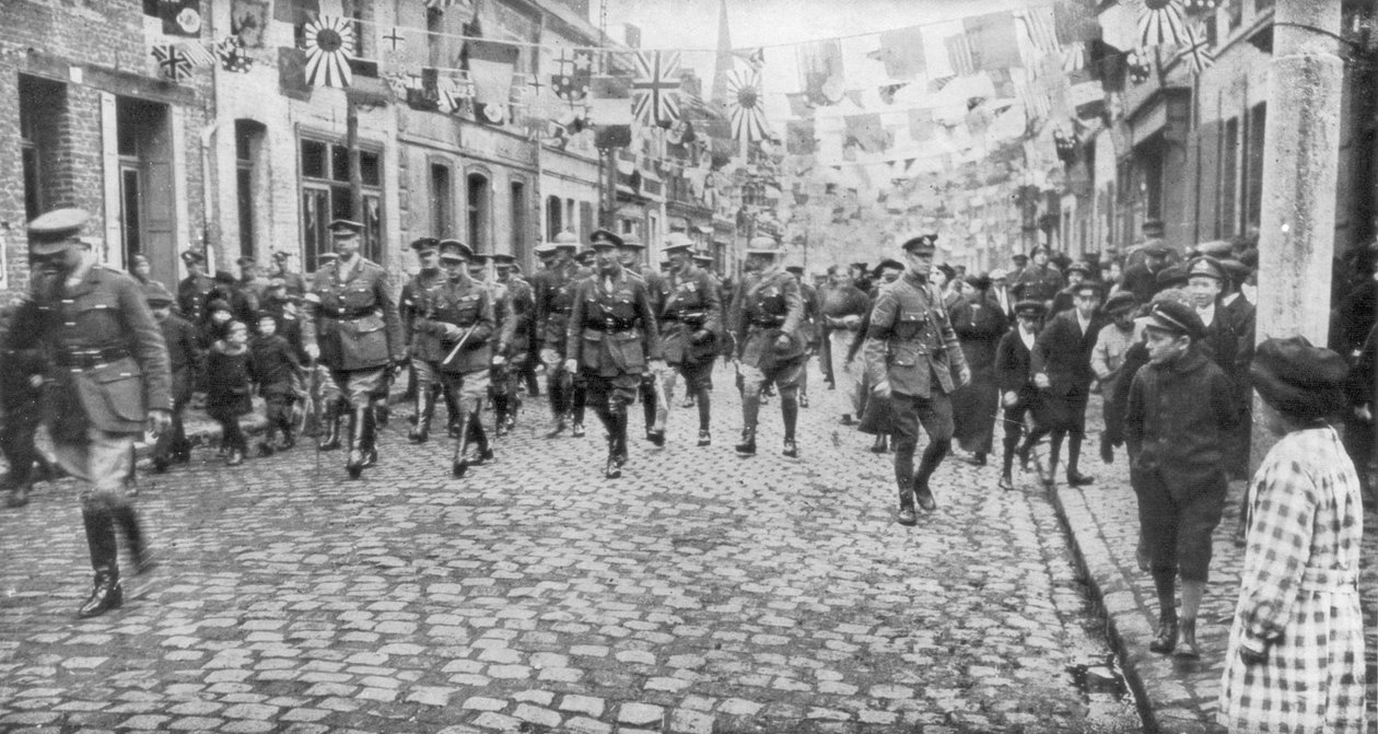 Kenraali Currie ja kanadalaiset joukot kävelemässä vapautetun kaupungin läpi 27. lokakuuta 1918 tekijältä Unbekannt