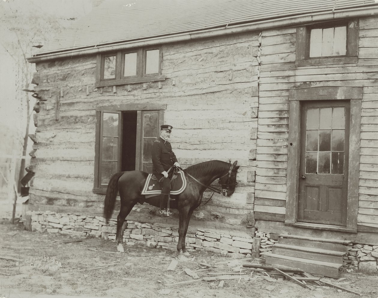 Kenraali Frederick Dent Grant hevosen selässä isänsä Ulysses S.Grantin rakentaman mökin (Hardscrabble) edessä tekijältä Unbekannt