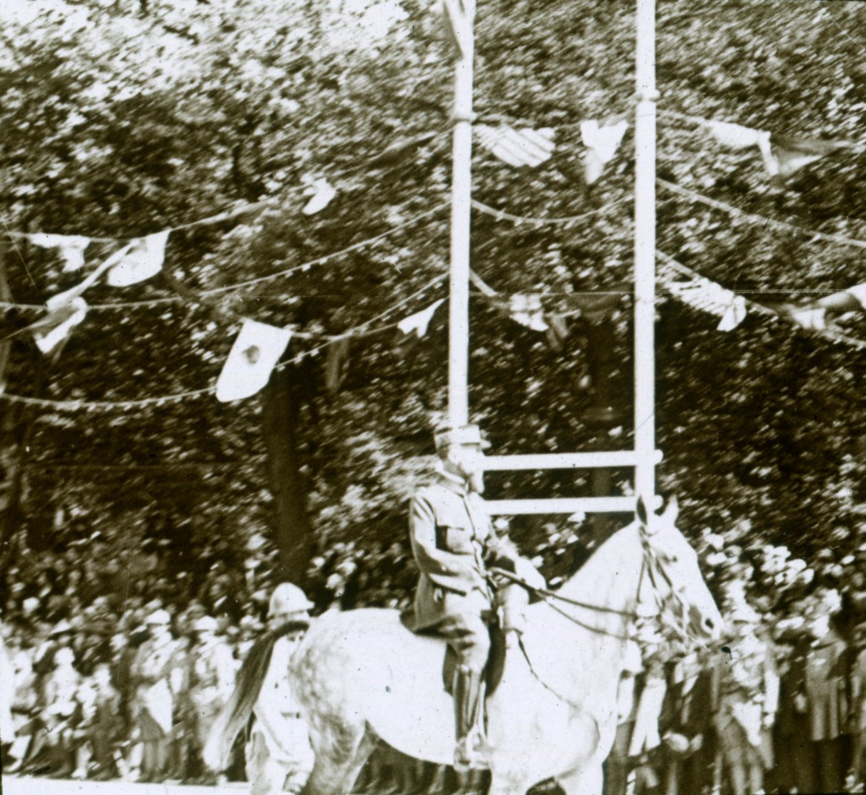 Kenraali Henri Gouraud voittoparaatissa vuonna 1918. tekijältä Unbekannt
