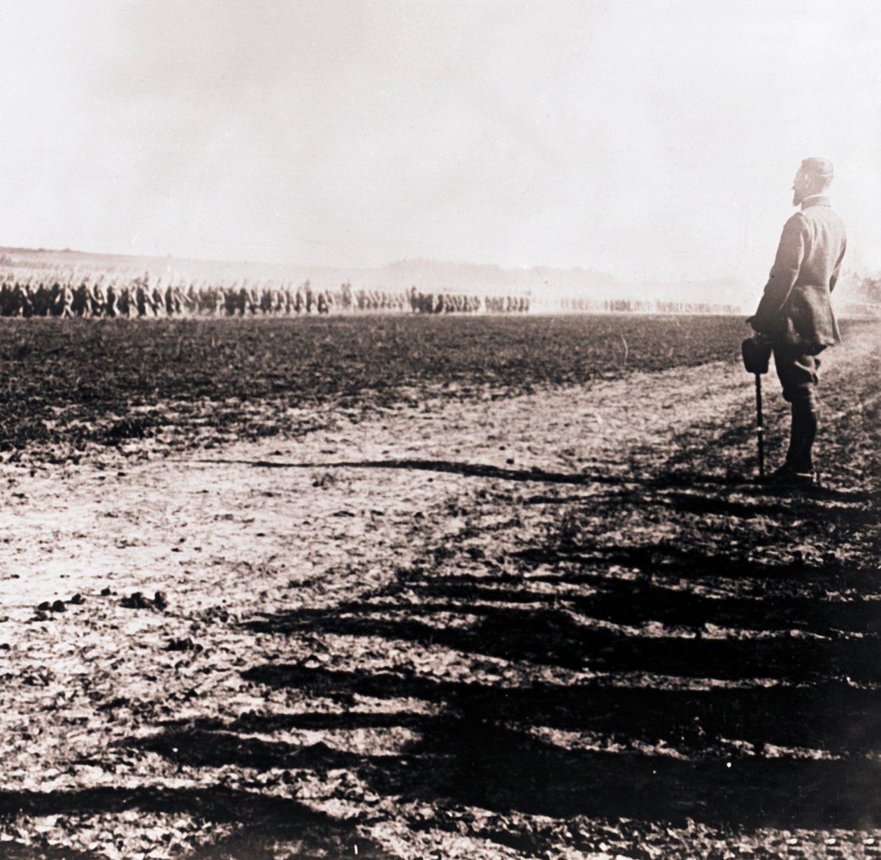 Kenraali Henri Gouraud mittasi joukkojen kenttää, c1914-c1918. tekijältä Unbekannt