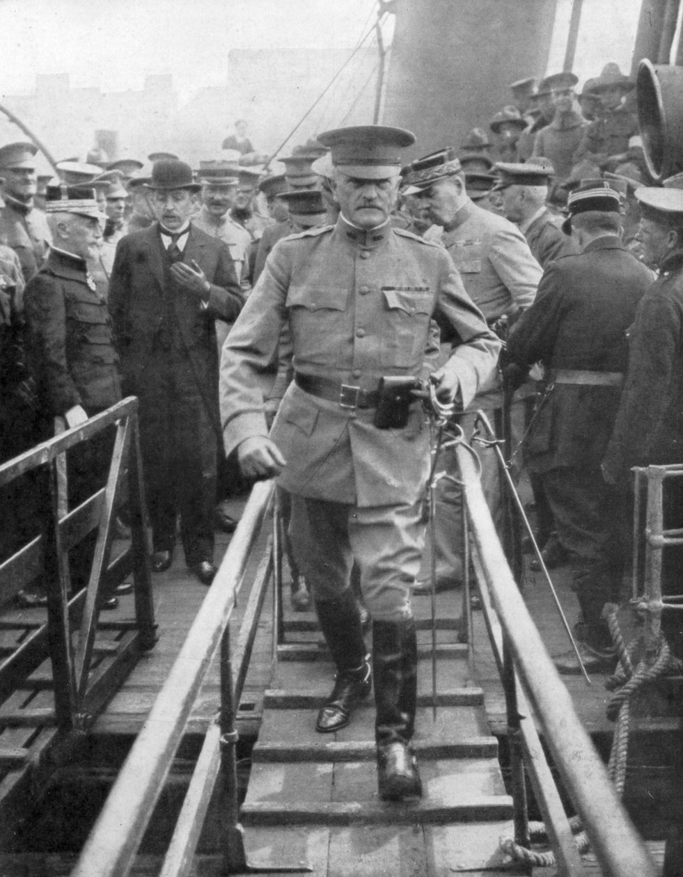 Kenraali John Joseph Black Jack Pershing saapuu Boulogneen kesäkuussa 1917, 1926 tekijältä Unbekannt