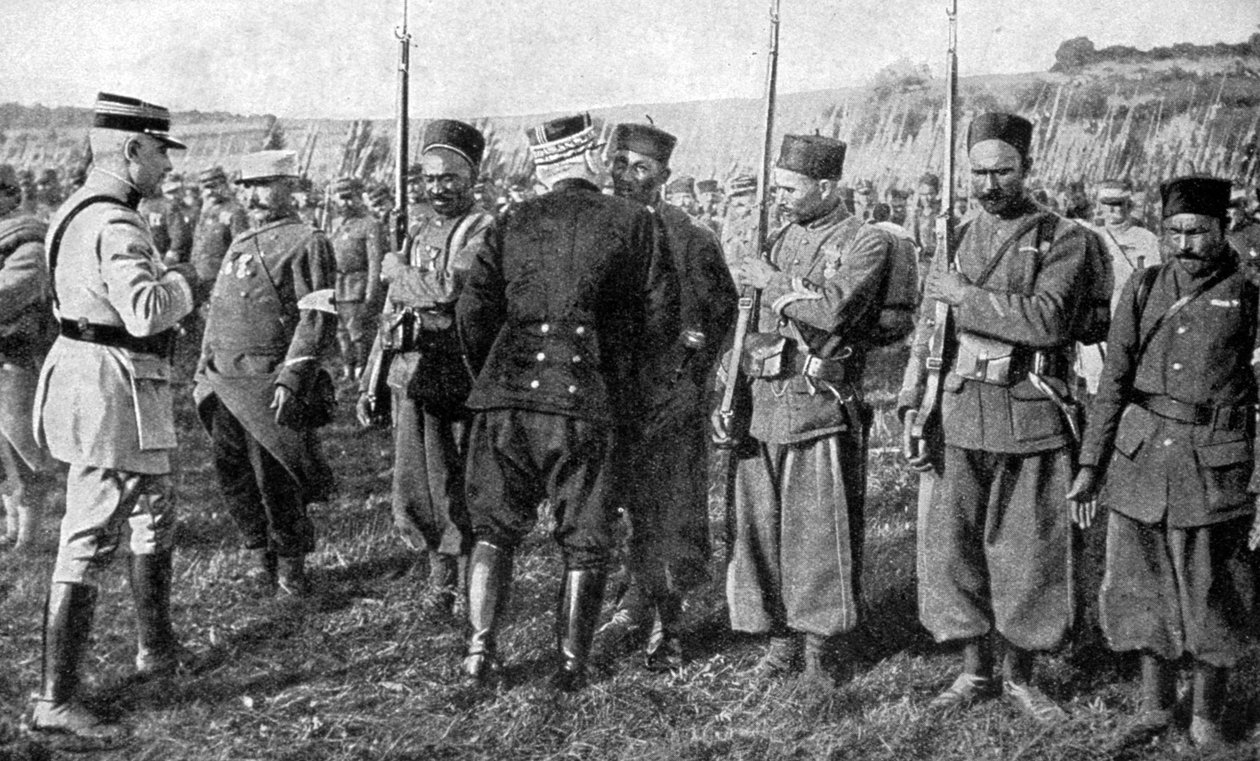 Kenraali Joseph Joffre jakamassa mitaleja, Alsace, Ranska, 1915 tekijältä Unbekannt