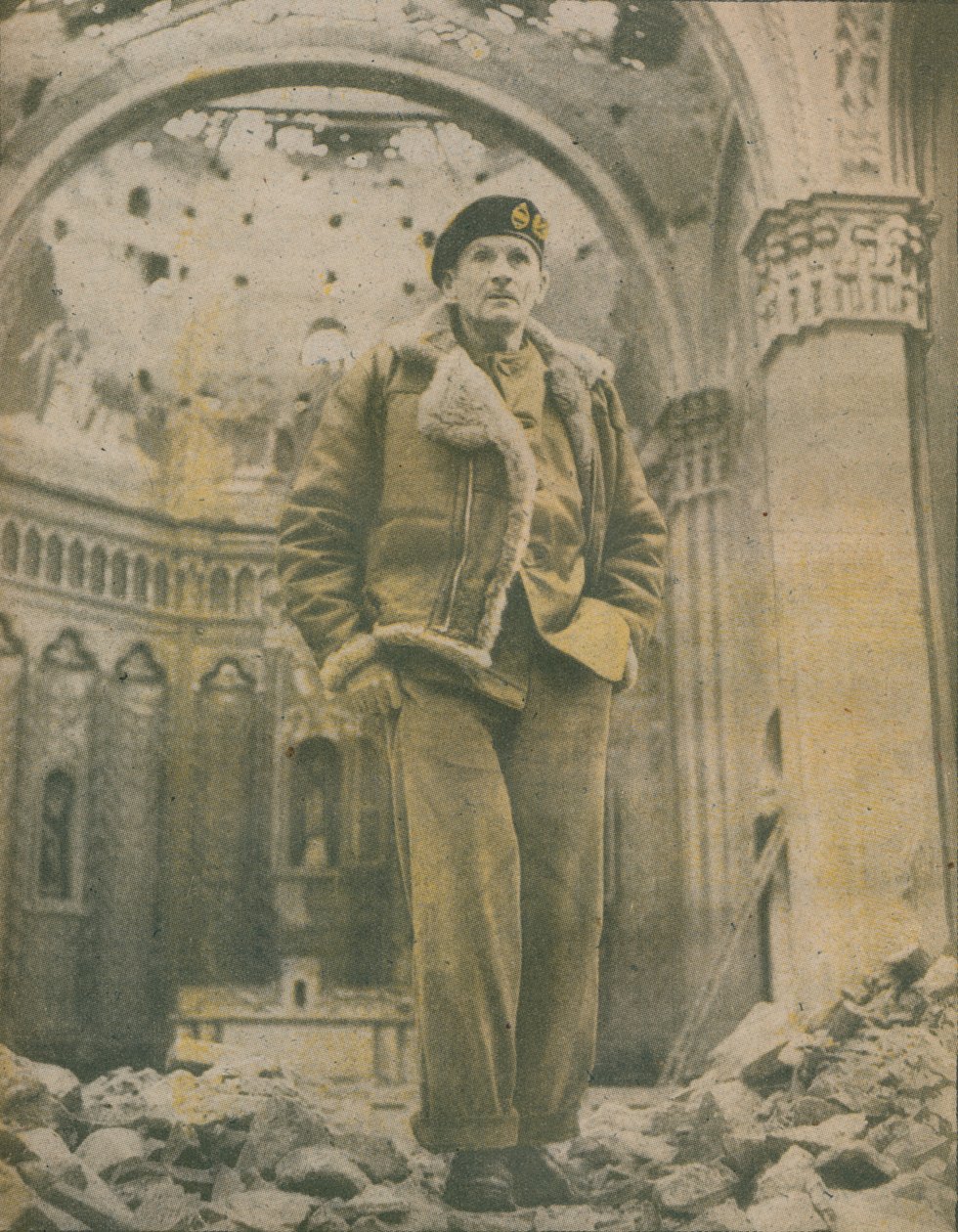 Kenraali Sir Bernard Montgomery tutkii Fossacesian kuorien repimiä raunioita 1944-1944 tekijältä Unbekannt