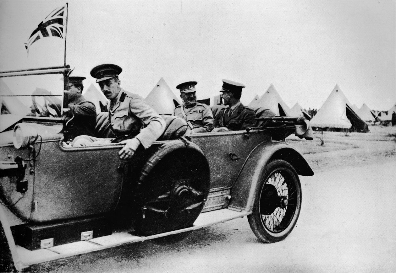 Kenraali Sir John Maxwell, Egyptin joukkojen komentaja, autolla yhden leirin läpi, 1915 tekijältä Unbekannt