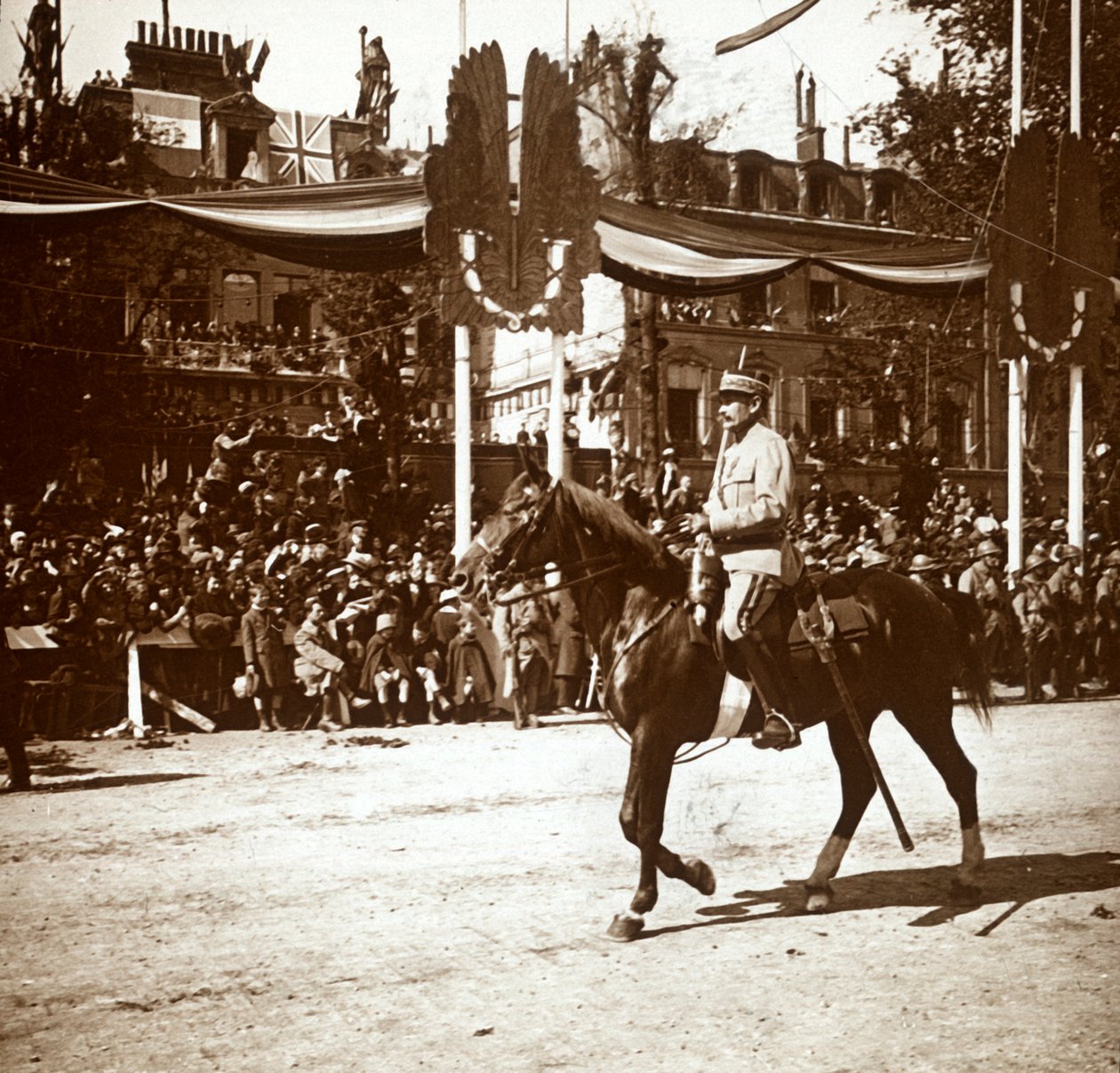 Kenraali Toulorge voittoparaatissa Pariisissa, Ranskassa, c1918-c1919 tekijältä Unbekannt