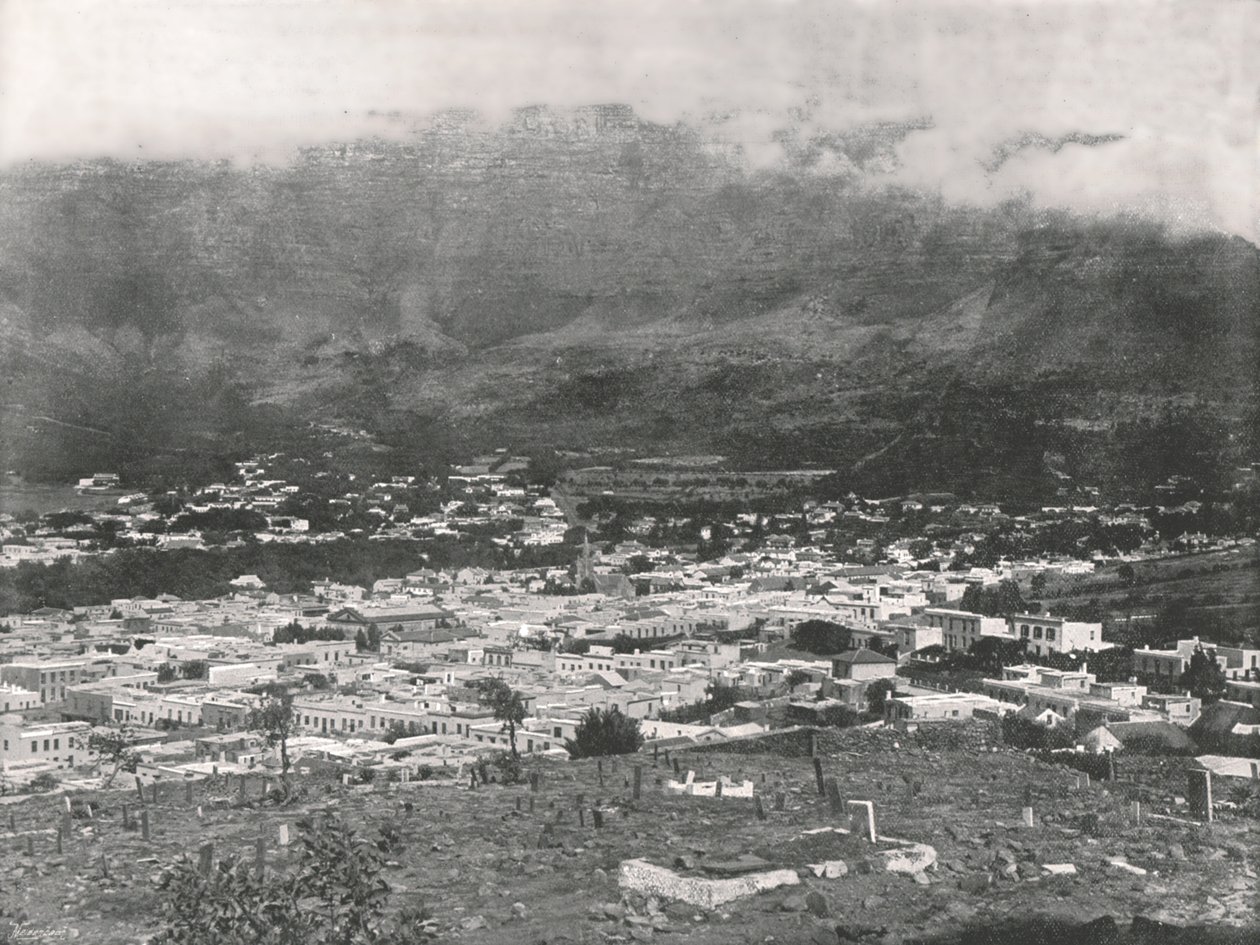 Yleisnäkymä, jossa näkyy höyryssä seppelevä Pöytävuori, Kapkaupunki, Etelä-Afrikka, 1895. tekijältä Unbekannt