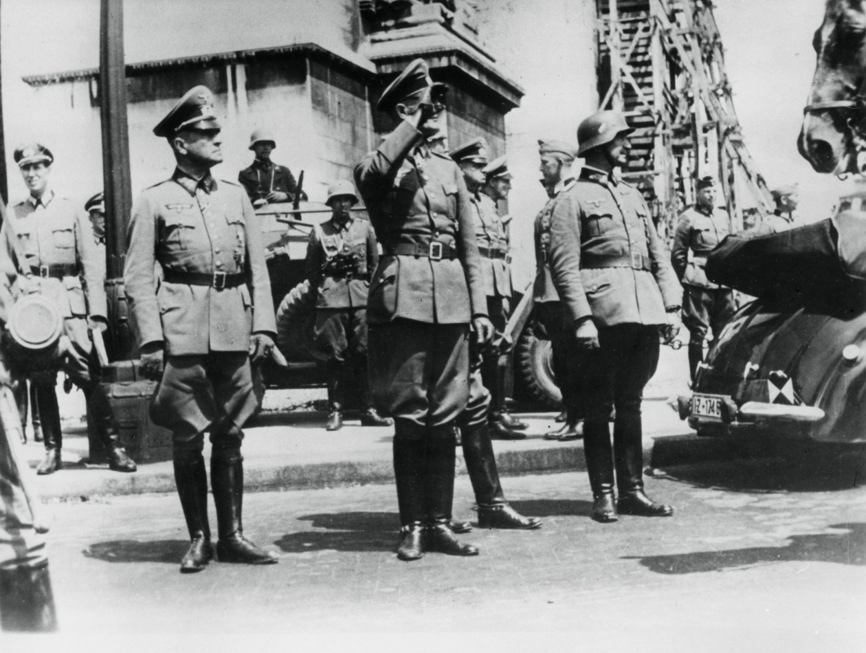 Kenraali von Bock tervehti Riemukaarien ohi paraajoivia saksalaisia joukkoja, Pariisi, 14. kesäkuuta 1940 tekijältä Unbekannt