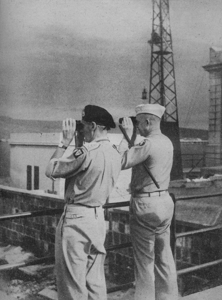 Kenraalit Montgomery ja Eisenhower näkymä parvekkeelta Messinassa Manner-Italiassa, 1943-44 tekijältä Unbekannt
